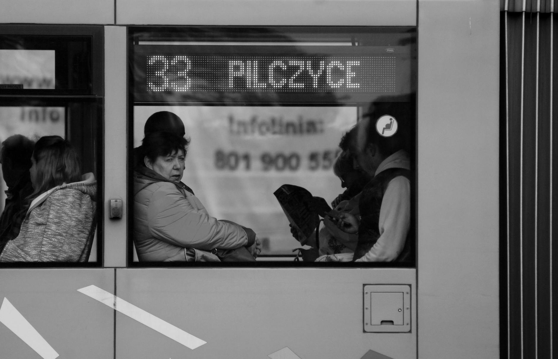 Ilustracja przedstawiająca połączenie ikony budżetu obywatelskiego z autobusem miejskim, symbolizujące wpływ mieszkańców na transport w Kielcach.