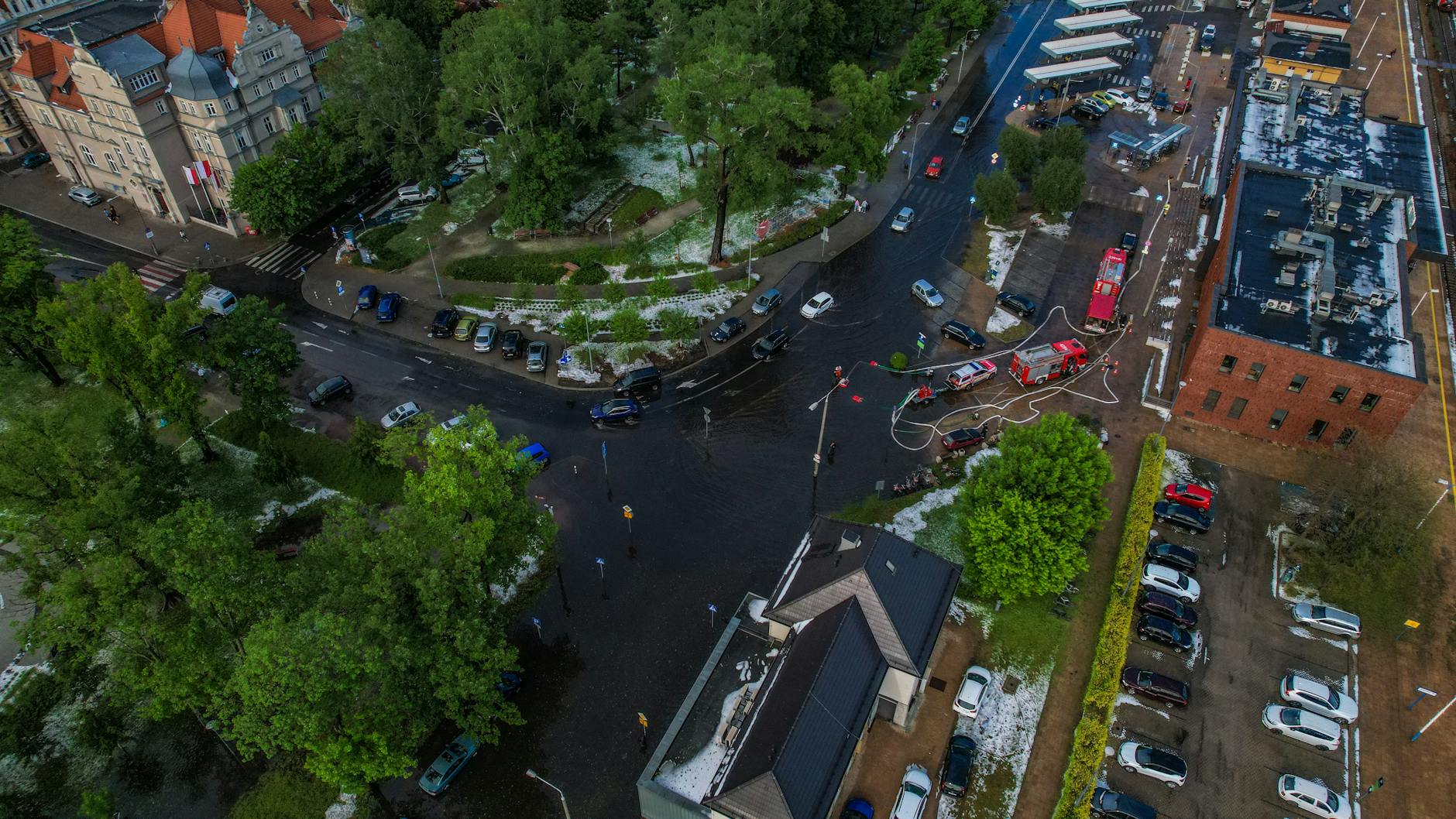 Mecz piłki nożnej KKP Korona Kielce w akcji, ilustracja podsumowania wydarzeń w Kielcach.