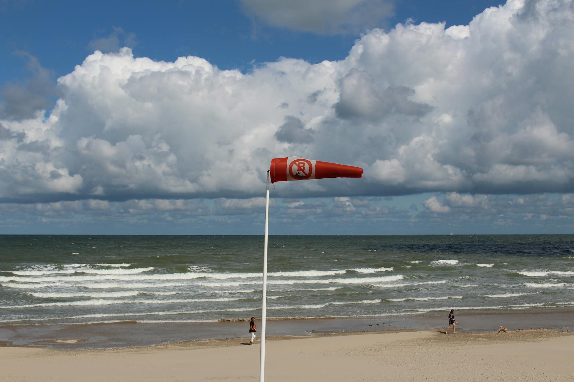Mapa województwa świętokrzyskiego z zaznaczonymi Kielcami, symbolizująca ostrzeżenie o silnym wietrze.