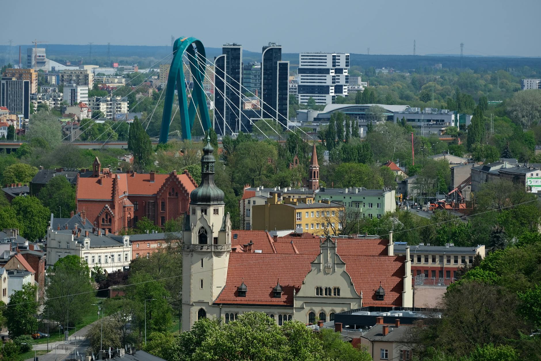 Uczestnicy Drugiego Wiosennego Rajdu Rowerowego w Kielcach na trasie do Wietrzni oraz nowe inwestycje deweloperskie w mieście