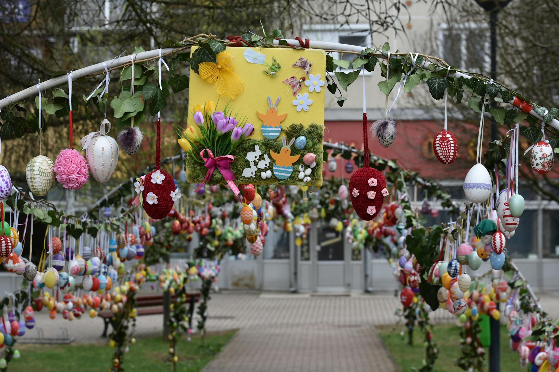 Mieszkańcy Kielc korzystają z aktywnej Niedzieli Wielkanocnej, spacerując i jeżdżąc na rowerze.