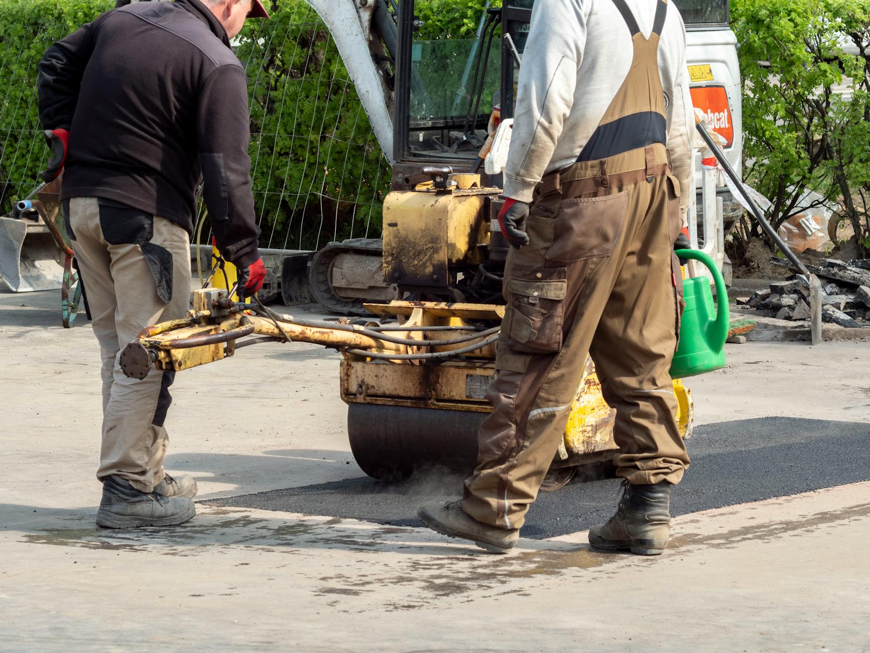 Ilustracja przedstawiająca mobilną klinikę krwiodawstwa i fragment przebudowywanej drogi w Kielcach